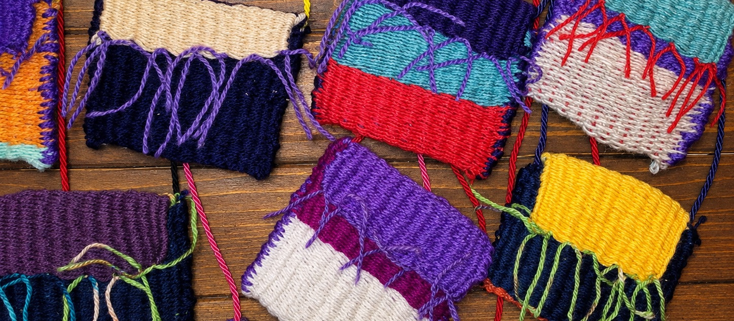 Numerosi piccoli elaborati tessuti con filati di colori diversi