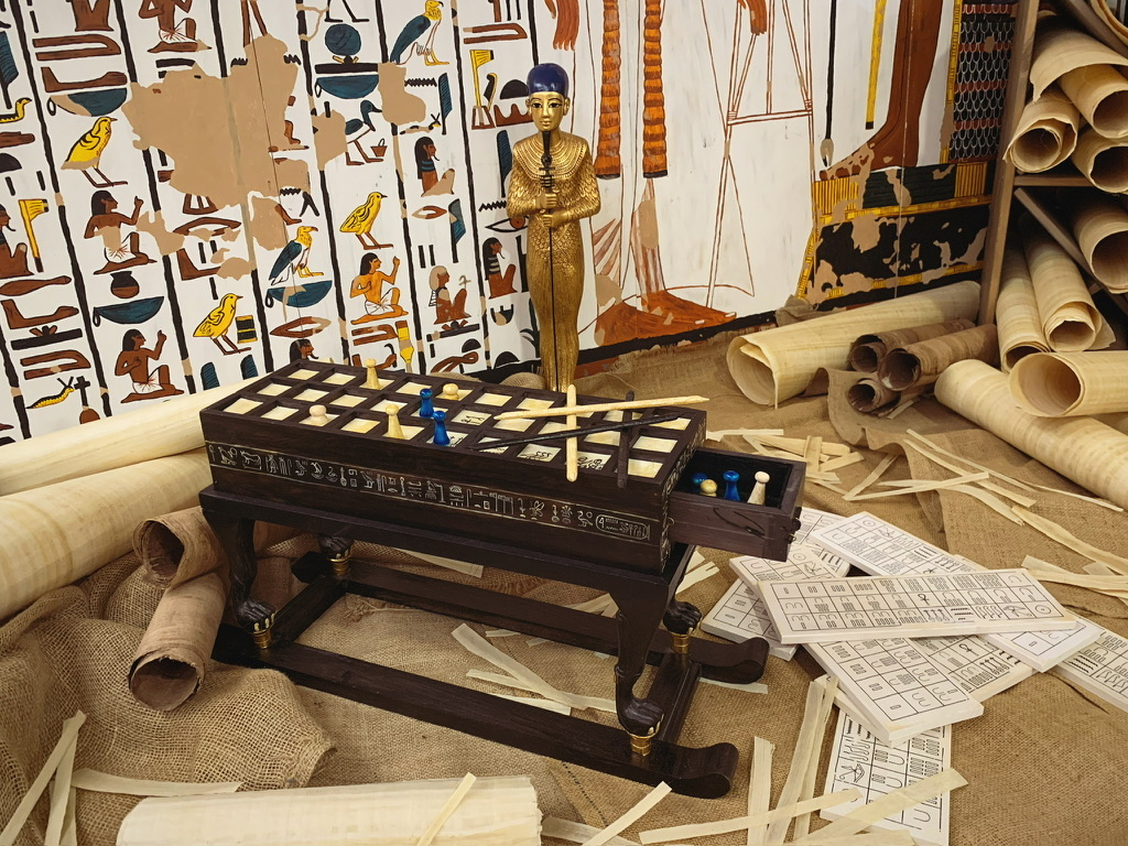 Allestimento HistoryLab con riproduzione del Senet, papiri e materiali per le attività didattiche
