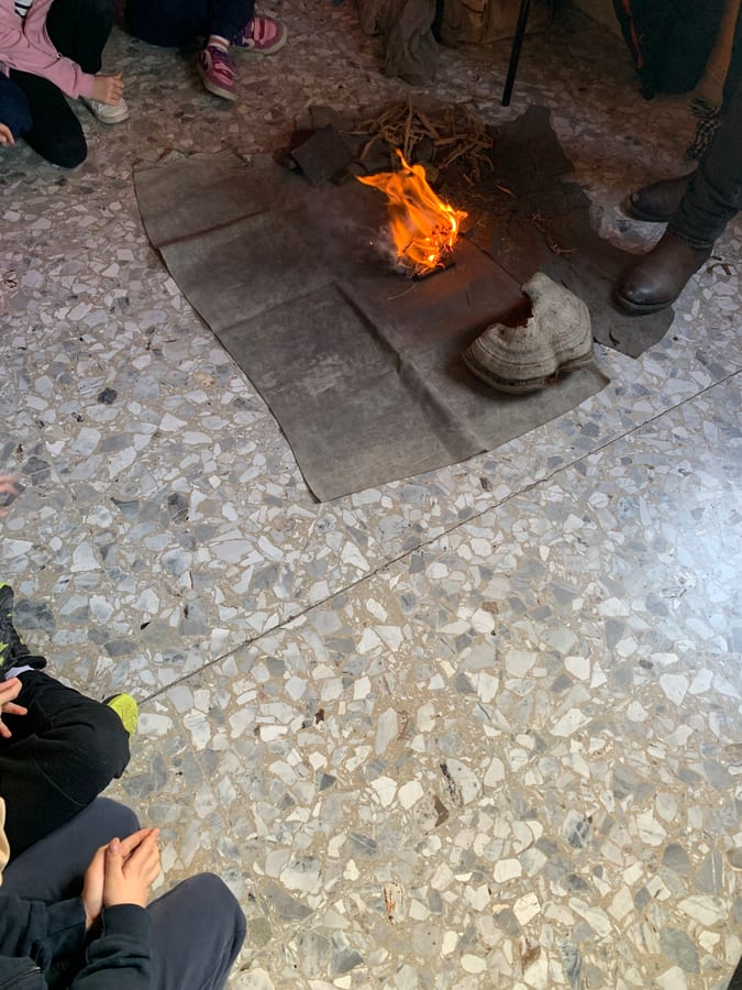 Un altro momento della dimostrazione con il fuoco acceso