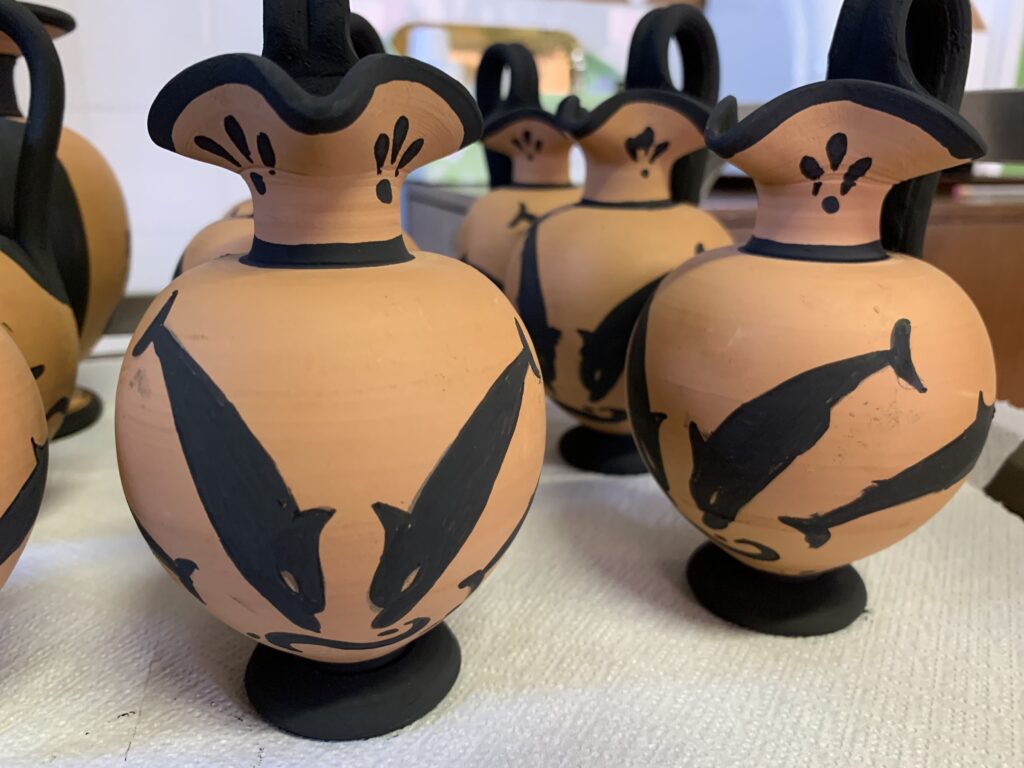 Vasi ispirati alla ceramica greca a figure nere realizzati durante il laboratorio